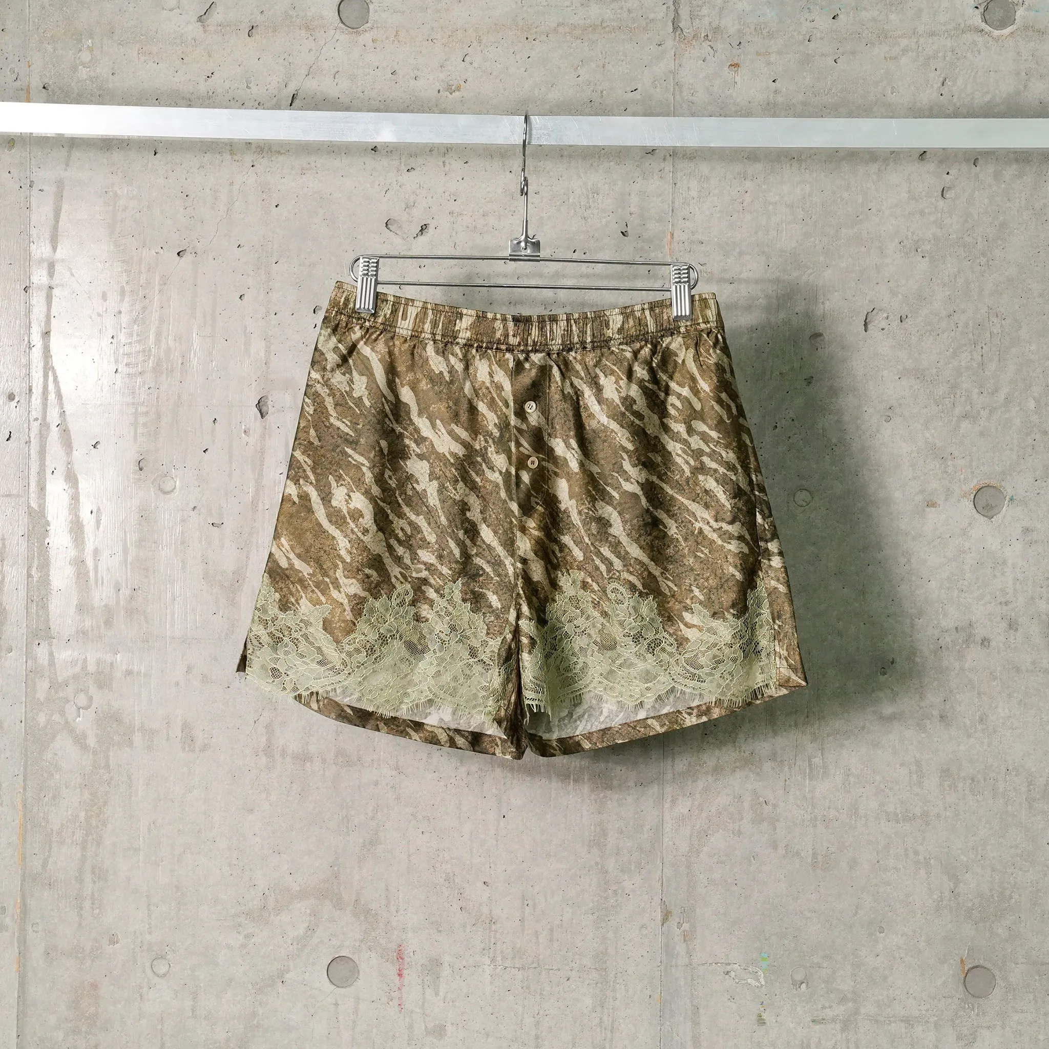 CAMOUFLAGE PATTERN LACE DECORATIVE SHORTS / CAMOUFLAGE