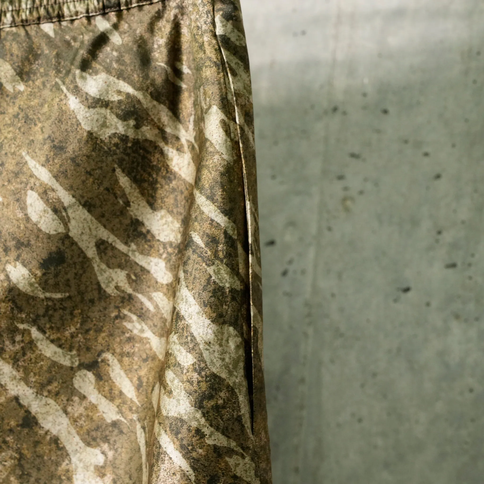 CAMOUFLAGE PATTERN LACE DECORATIVE SHORTS / CAMOUFLAGE