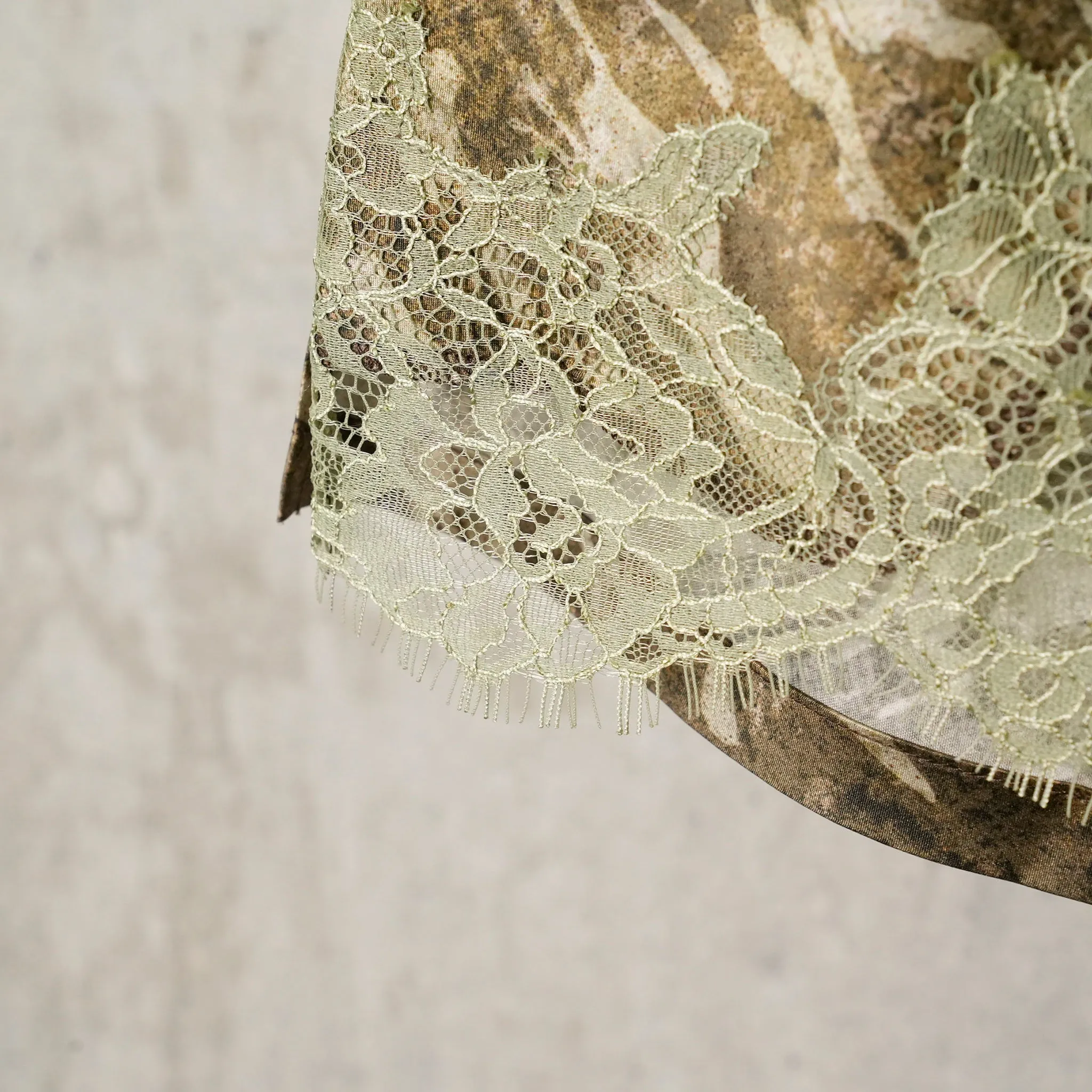 CAMOUFLAGE PATTERN LACE DECORATIVE SHORTS / CAMOUFLAGE